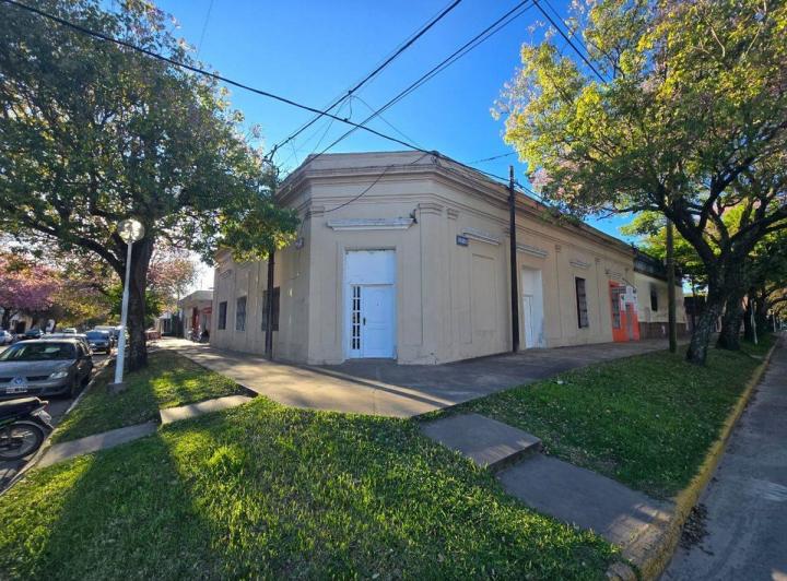 Casa · 370m² · 9 Ambientes · 1 Cochera