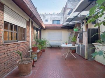 Casa · 195m² · 4 Ambientes · 1 Cochera · PH Tipo Casa - Lanus Oeste - Apto Credito!