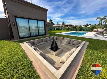Casa · 255m² · 5 Ambientes · 2 Cocheras · Casa en Alquiler en El Principado Fondo Laguna