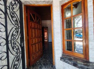 Casa · 135m² · 6 Ambientes · 1 Cochera · Venta Casa Villa Cabrera Dos Dorm. Escritura