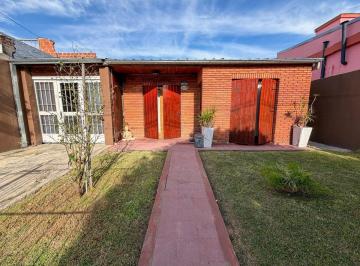 Casa · 99m² · 4 Ambientes · 1 Cochera · Casa 4 Ambientes Cochera Jardin Pileta Ituzaingo
