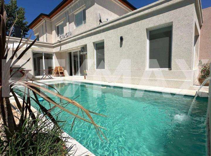 Casa · 300m² · 6 Ambientes · 2 Cocheras