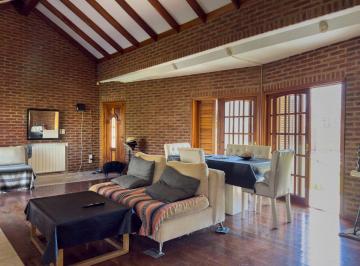 Casa · 230m² · 4 Ambientes · 2 Cocheras · Casa en Venta en Gonnet