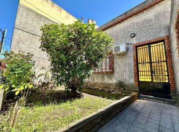 Casa · 94m² · 4 Ambientes · 1 Cochera · Venta Casa Lote Propio - Mataderos