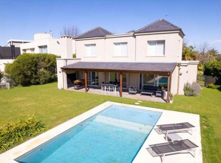 Casa · 205m² · 4 Ambientes · 2 Cocheras