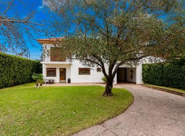 Casa · 211m² · 6 Ambientes · 3 Cocheras · Casa 6 Amb Parque - Parrilla - Garage Apto Cred