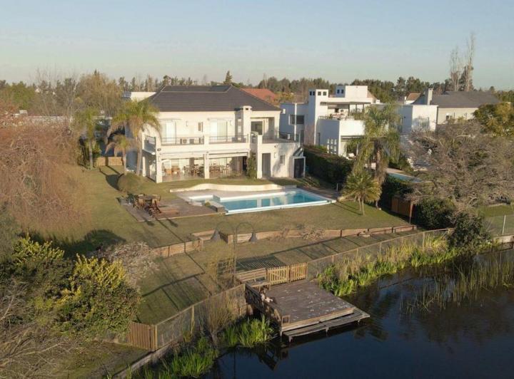Casa · 380m² · 6 Ambientes · 2 Cocheras