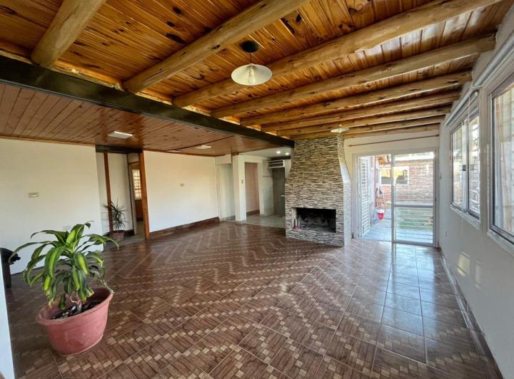 Casa · 180m² · 4 Ambientes · 3 Cocheras