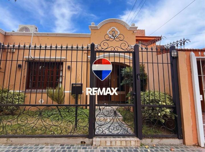 Casa · 320m² · 6 Ambientes · 1 Cochera