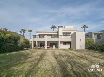 Casa · 210m² · 6 Ambientes · 2 Cocheras · Venta / Permuta - Casa 4 Dorm. con Galería y Cochera Doble - Funes Hills Miraflores, Funes.