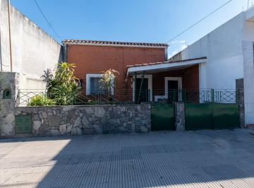 Casa · 115m² · 5 Ambientes · 1 Cochera · Casa de 3 Dorm. con Gran Patio en Av Freyre.