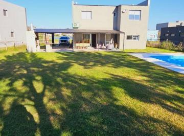 Casa · 210m² · 4 Ambientes · 2 Cocheras · Alquiler Casa con Pileta en San Matias Amueblada