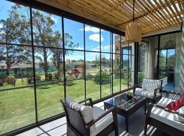 Casa · 250m² · 5 Ambientes · Casa - Pueblomio