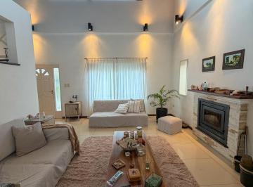 Casa · 315m² · 8 Ambientes · Venta - Hermosa Casa en Los Sauces - Pilar