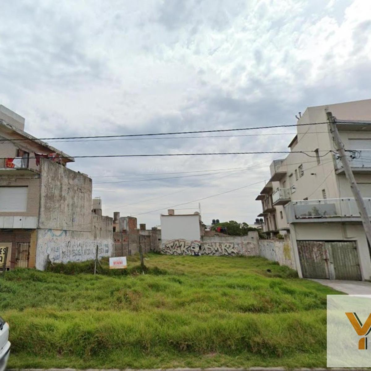 Terreno en venta 417m² sobre calle Felix Camet