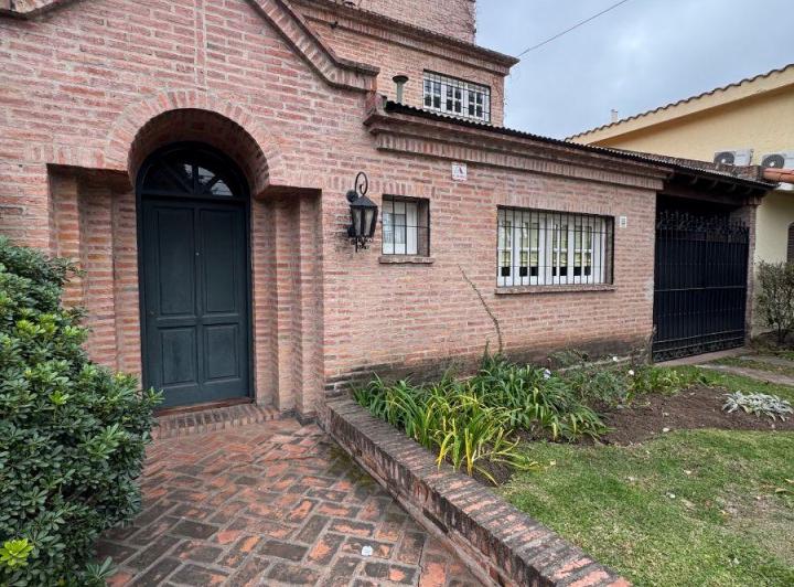 Casa · 270m² · 5 Ambientes · 1 Cochera