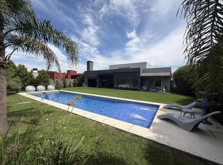 Casa · 188m² · 5 Ambientes · 6 Cocheras
