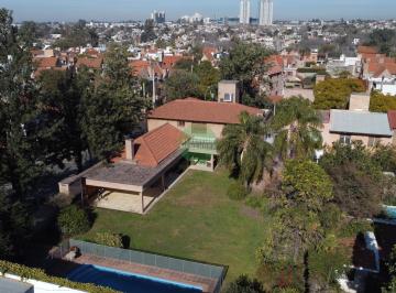 Casa · 433m² · 8 Ambientes · 4 Cocheras · Categoría - 4 Dorm. - 1000 m² - Casa en Venta en Urca