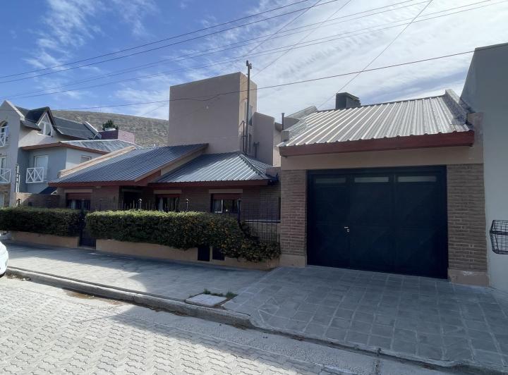 Casa · 240m² · 5 Ambientes · 1 Cochera