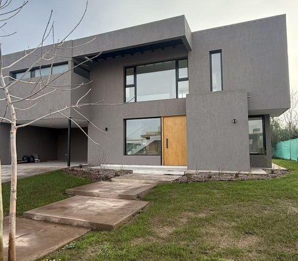 Casa · 225m² · 4 Ambientes