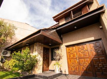 Casa · 227m² · 5 Ambientes · 3 Cocheras · Venta Casa 5 Amb Ramos Mejia Patio Pileta Cochera