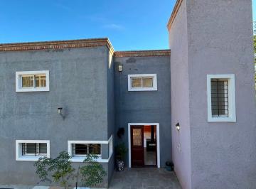 Casa de 4 ambientes, La Falda · Casa de 3 Plantas en Venta en La Falda
