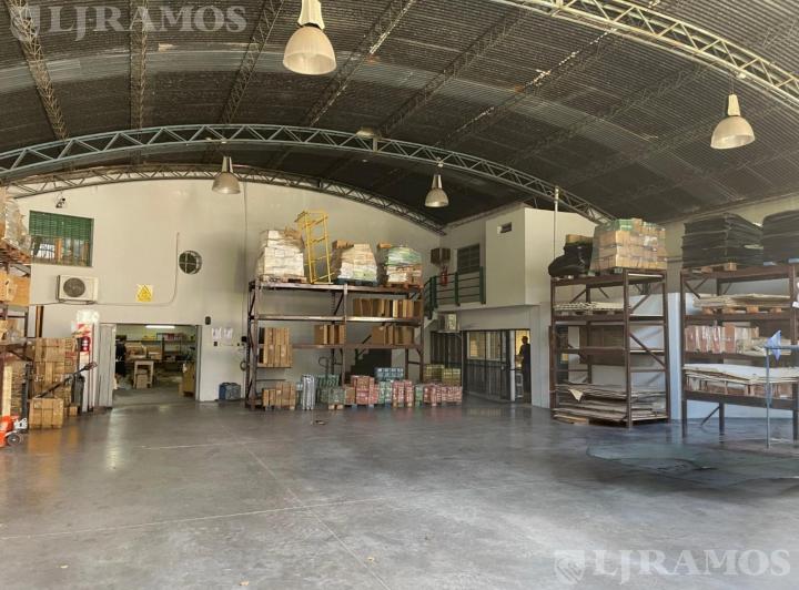 Depósito · 667m²
