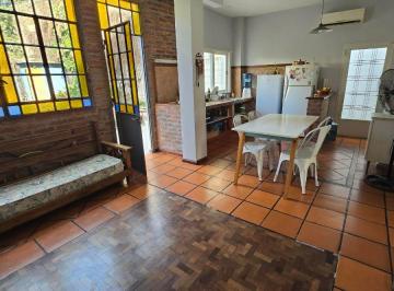 Casa de 6 ambientes, Hurlingham · Oportunidad Venta en Bloque/ 2 Casas en Lote Propio con Pileta
