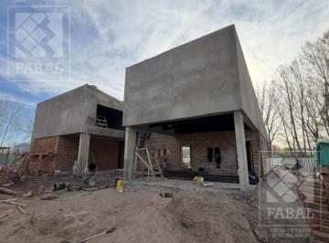 Casa · 260m² · 5 Ambientes · 2 Cocheras · Casa Venta Los Canales, Plottier, 3 Dorm., 2 Baños, Jardín, Altillo y Cochera 2 Autos