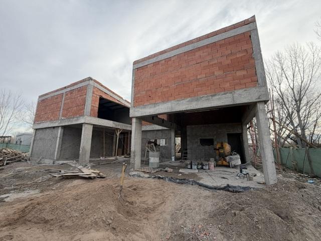 Casa · 260m² · 5 Ambientes · 2 Cocheras