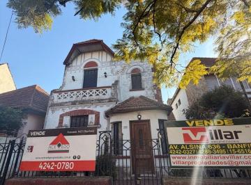 Casa · 265m² · 5 Ambientes · 1 Cochera · Acevedo Al 1200