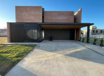 Casa · 352m² · 7 Ambientes · 2 Cocheras · Casa en Distrito Sur