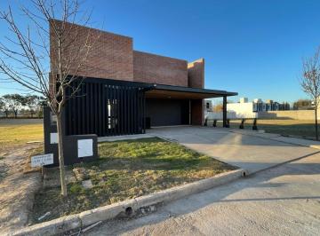 Casa · 352m² · 7 Ambientes · 2 Cocheras · Casa en Distrito Sur