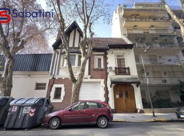 Casa · 315m² · 8 Ambientes · 2 Cocheras · Exclusiva Casa Tudor Reciclada de 8 Ambientes con Jardín, Terraza y 2 Cocheras en Belgrano