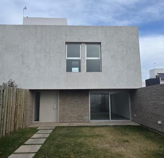 Casa · 120m² · 3 Ambientes · 2 Cocheras