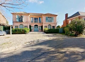 Casa · 295m² · 3 Dormitorios · 4 Cocheras · Casa Estilo Provenzal en Venta en El Barrio Las Victorias