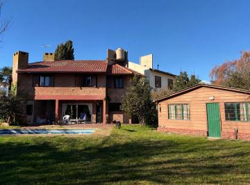 Casa · 158m² · 3 Ambientes · 2 Cocheras · Venta Chalet 4 Ambientes en Doble Lote con Quincho y Pileta