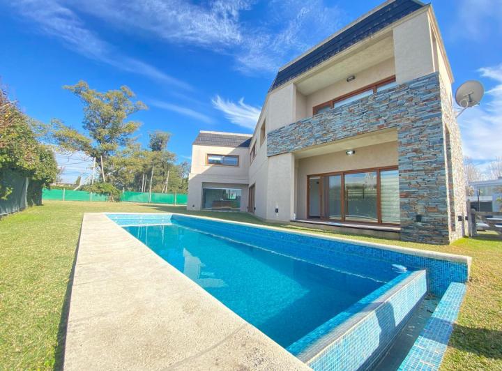 Casa · 270m² · 5 Ambientes · 2 Cocheras