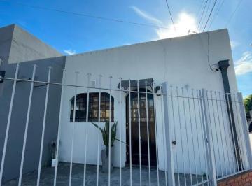 Casa · 50m² · 2 Ambientes · 1 Cochera · Alquiler Casa 2 Ambientes – Merlo