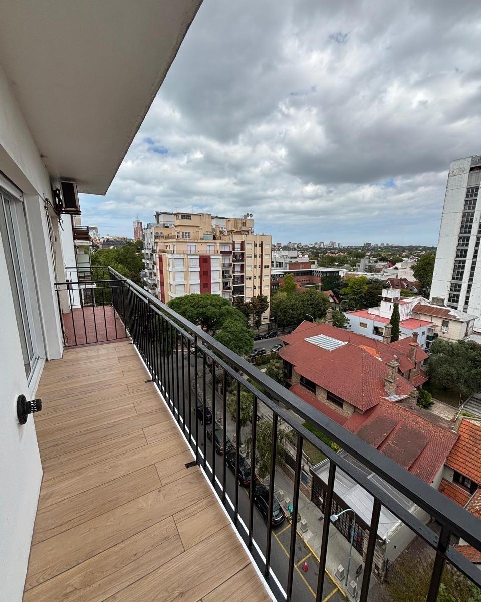 A pasos de centro comercial guemes. excelente Departamento de 1 amb a la calle con balcón saliente de 30 mts totales.