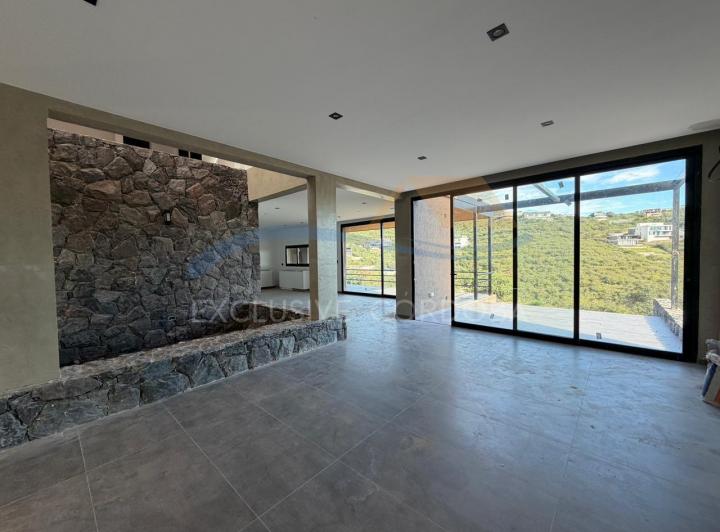 Casa · 330m² · 7 Ambientes · 2 Cocheras