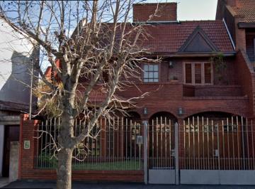 Casa · 243m² · 4 Ambientes · 3 Cocheras · Venta Casa 4 Amb. Parque Pileta Quincho y Cochera - Calle Azcuenaga 1771