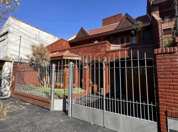 Casa · 243m² · 4 Ambientes · 3 Cocheras · Venta Casa 4 Amb. Parque Pileta Quincho y Cochera - Calle Azcuenaga 1771
