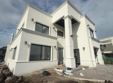Casa · 270m² · 5 Ambientes · 1 Cochera · Casa en Rumencó Joven