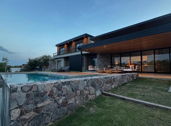 Casa · 590m² · 10 Ambientes · 3 Cocheras
