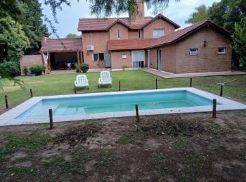 Casa · 300m² · 7 Ambientes · 2 Cocheras · Casa en Country San Isidro con Gran Parque y Pileta