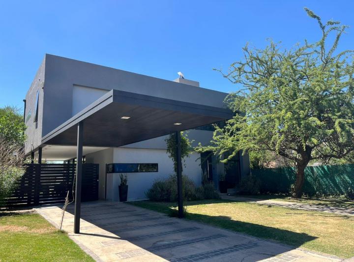 Casa · 250m² · 6 Ambientes · 2 Cocheras