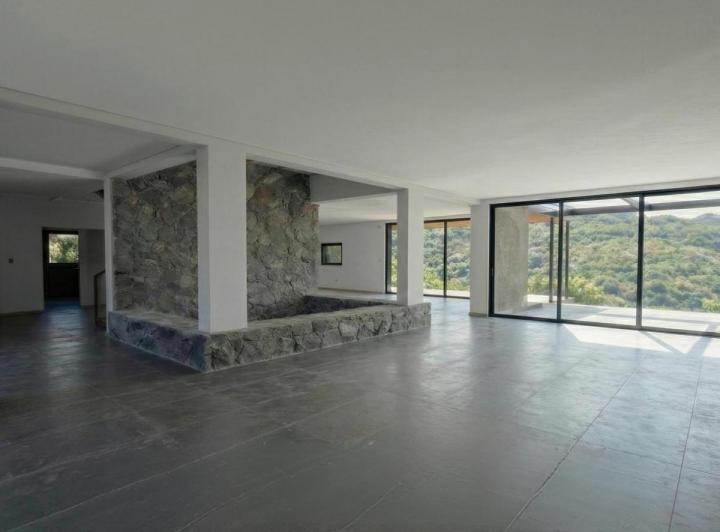 Casa · 335m² · 6 Ambientes · 2 Cocheras