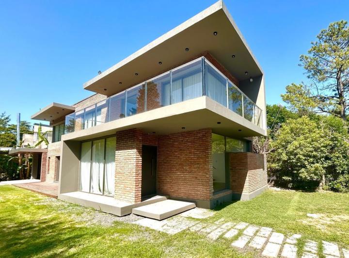 Casa · 241m² · 5 Ambientes