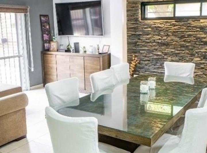 Casa · 273m² · 5 Ambientes · 2 Cocheras